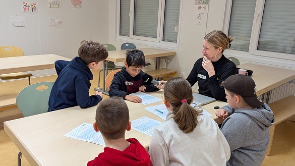die Kinder sprechen einen eigenen Wetterbericht ein.