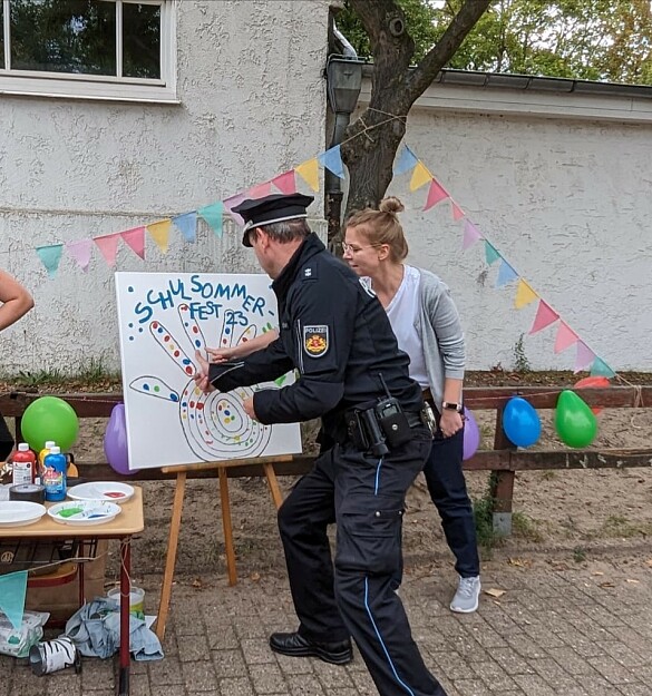 Polizist gibt seine Fingerabdrücke 