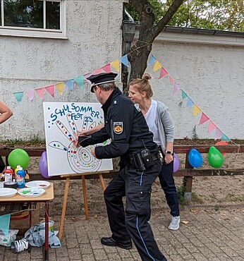 Polizist gibt seine Fingerabdrücke 