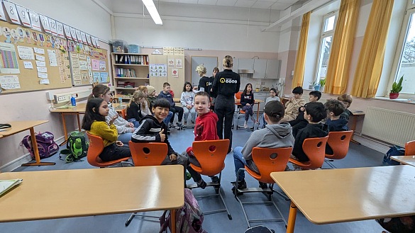 Bremen vier Moderatoren im Stuhlkreis 