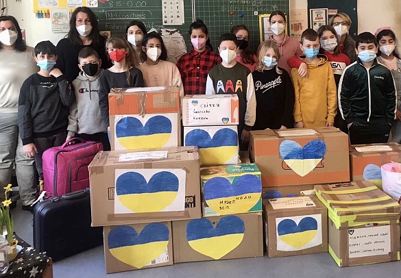 Die Klasse 4a mit gesammelten Spenden für die Ukraine