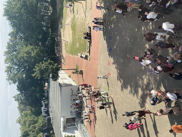 Eltern warten auf dem Schulhof 