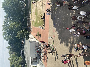 Eltern warten auf dem Schulhof 