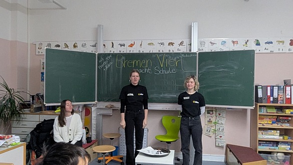 Bremen vier Moderatoren Maren, Tine und Alina vor der Tafel