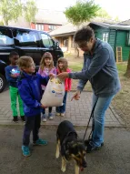 Die Kinder übergeben ein Sachspende an das Tierheim.