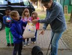Die Kinder übergeben ein Sachspende an das Tierheim.